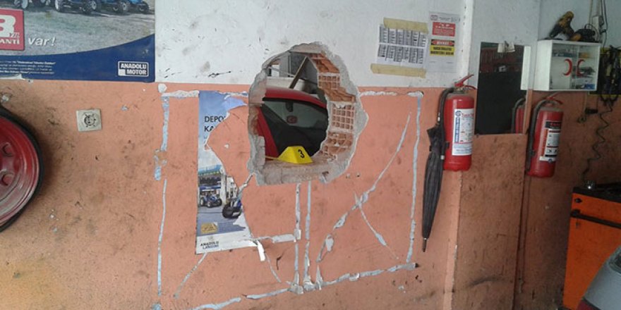 İzmir'de filmlere konu olacak hırsızlık: Duvarları delip eczaneye girdiler