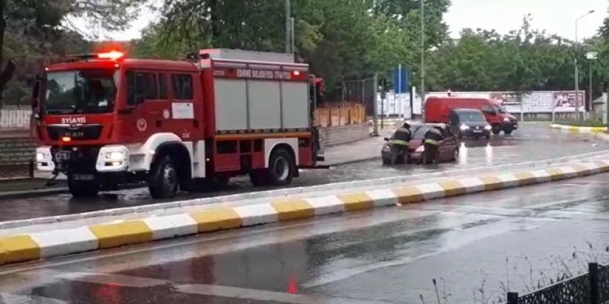 Edirne'de şiddetli sağanak: Araçlar yolda kaldı