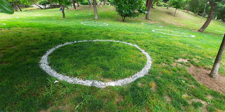 Maçka Parkında çemberli sosyal mesafe dönemi