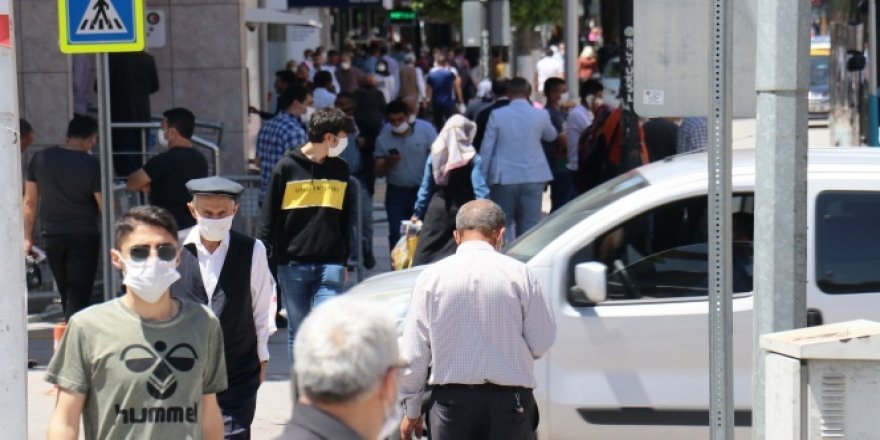 Malatya'da cadde ve sokaklarda yoğunluk