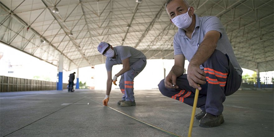 Antalya'da pazar yerlerinde sosyal mesafeli cuma namazı hazırlığı