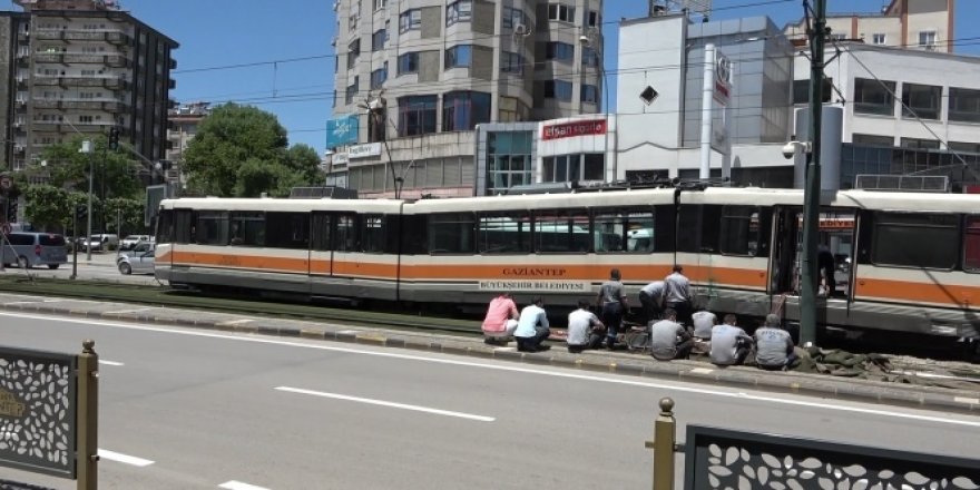 Raydan çıkan tramvay 6 saat sonra kaldırıldı