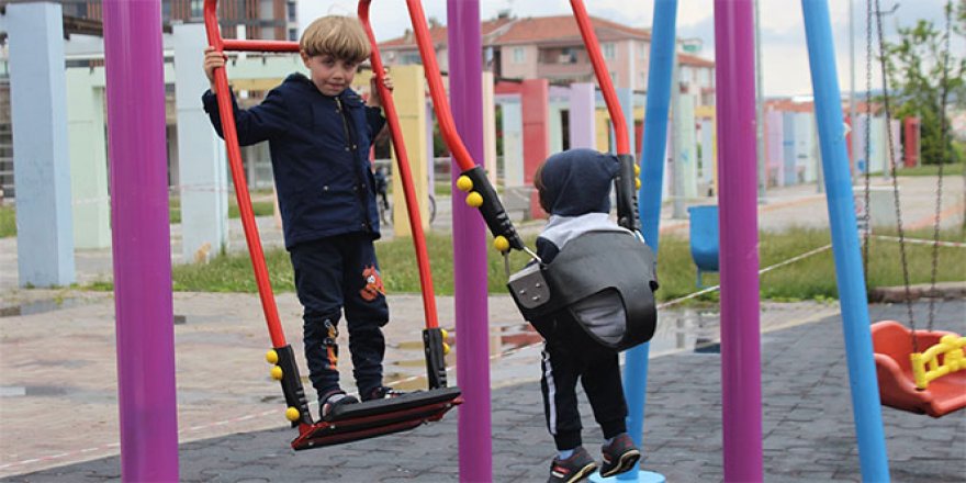 Soğuk hava ve dolu yağışına rağmen izinlerinin tadını çıkardılar