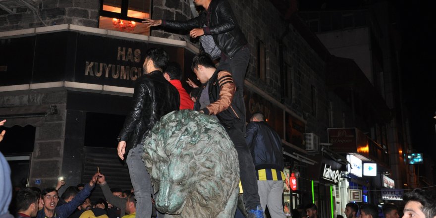 Fenerbahçeli taraftarlar galibiyeti aslan heykeline binerek kutladı