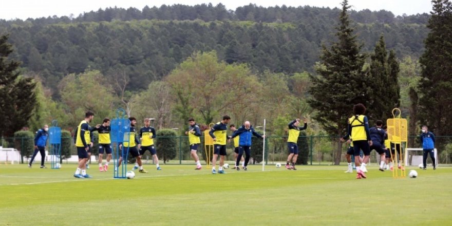 Fenerbahçe, Riva'da çalışmalarını sürdürüyor