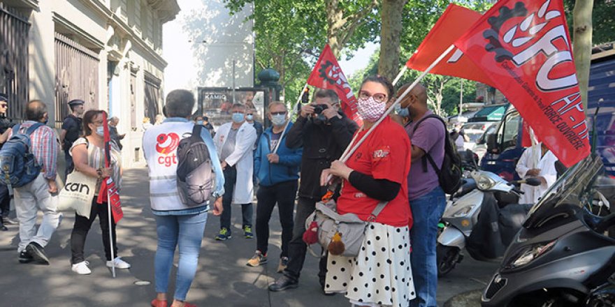 Fransa'da hemşire ve hasta bakıcılardan hükümet karşıtı protesto