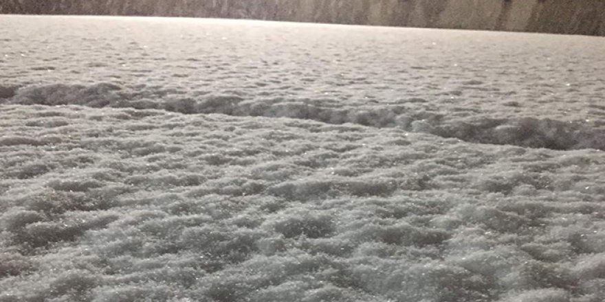 Şuhut merkezde yağmur, Kuma Yaylası'nda ise kar yağışı etkisini gösterdi