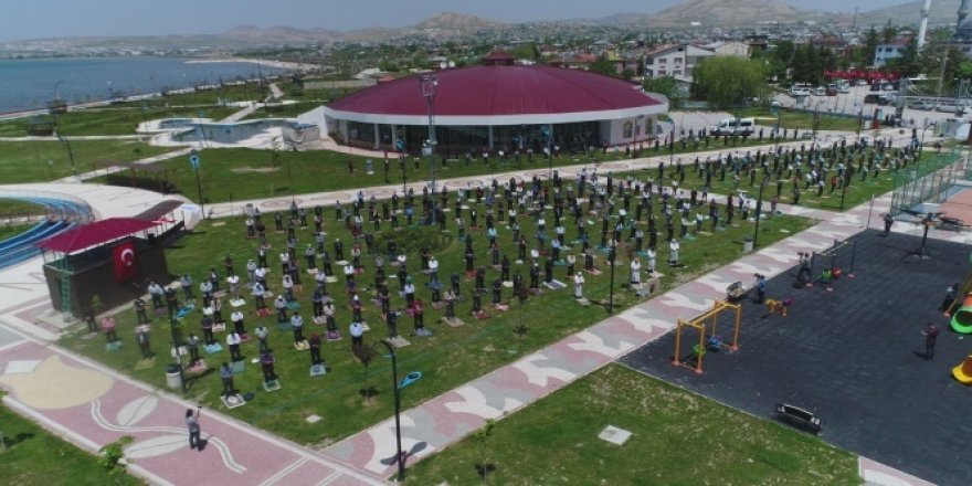 Van Gölü kıyısında aylar sonra ilk cuma namazı