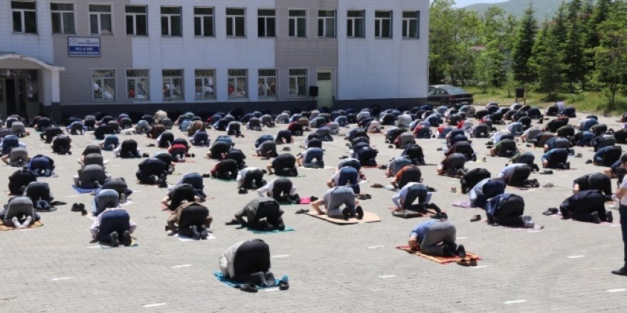 Bitlis'te 64 camide cuma namazı kılındı