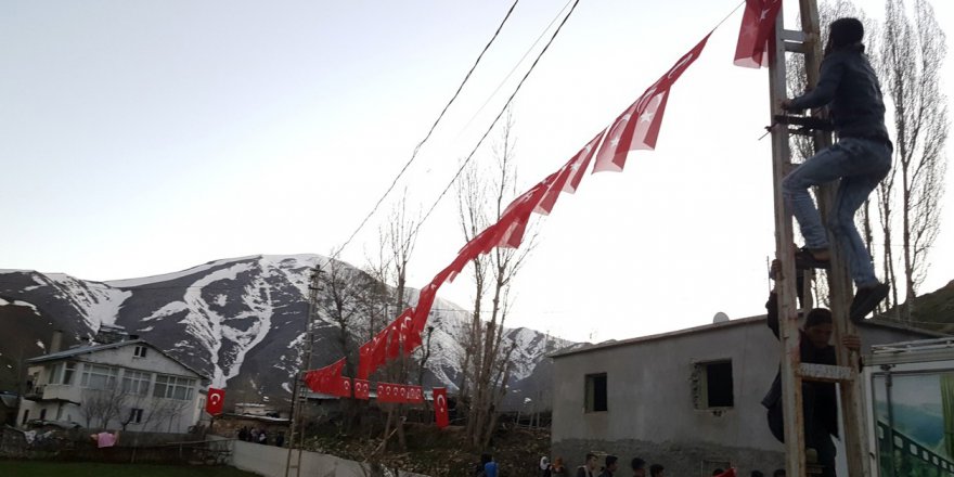 Şehidin Tatvan’daki köyü bayraklarla donatıldı