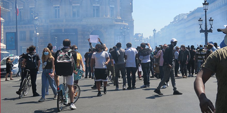 Fransa'da kaçak göçmenlerden protesto
