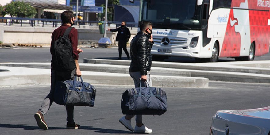 Kışlalardan terhis olan askerler evlerine dönüyor