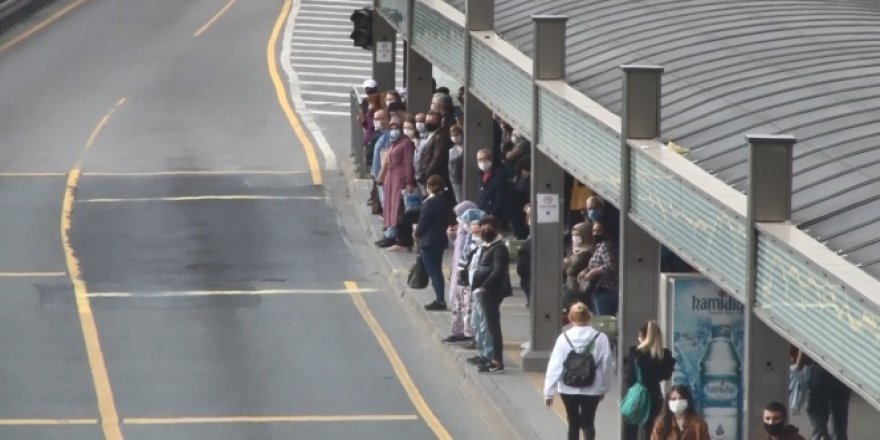 Normalleşmenin ilk sabahı metrobüs durağında insan yoğunluğu