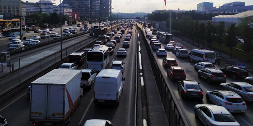 İstanbul'da oluşan trafik yoğunluğu havadan görüntülendi