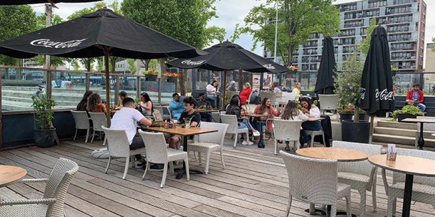 Hollanda'da kafe ve restoranlar bugün yeniden açıldı