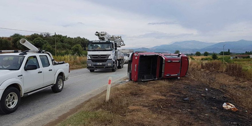 İzmir'de kamyonet ile otomobil çarpıştı: 5 yaralı