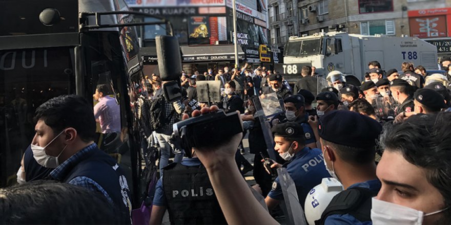 Kadıköy'de izinsiz gösteri yapmak isteyen gruba müdahale