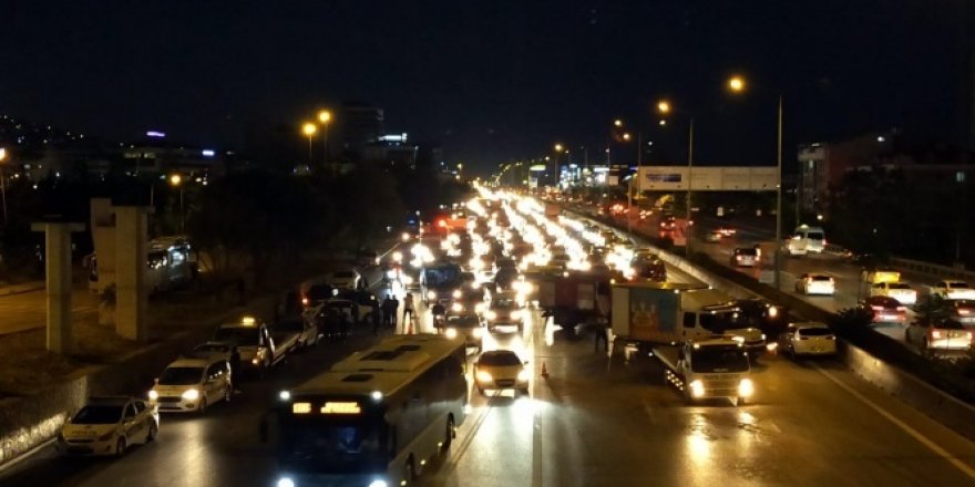 Maltepe'de zincirleme trafik kazası: 1 yaralı