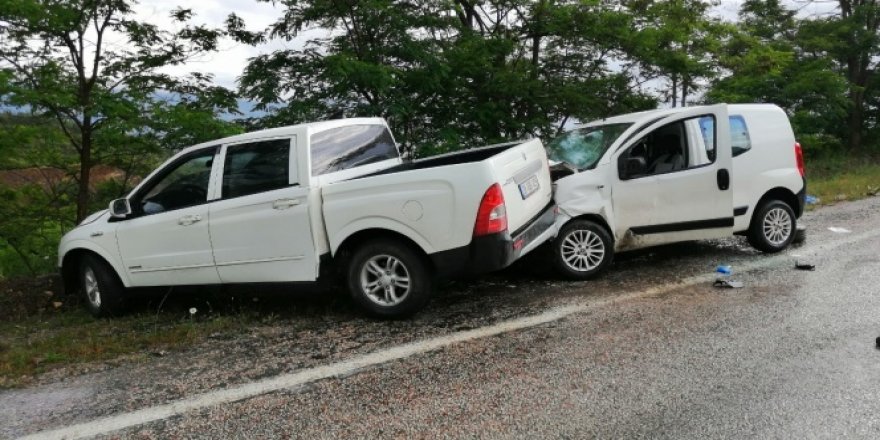 Yağmur nedeniyle kayganlaşan yolda iki araç çarpıştı: 4 yaralı