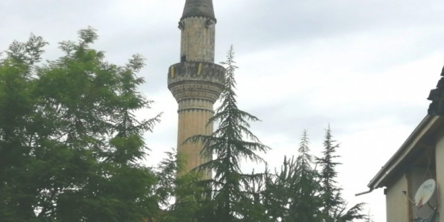 Tokat'ta yıldırım düşen caminin minaresinde hasar meydana geldi