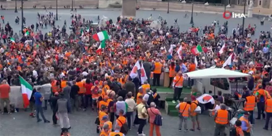 İtalya'da turuncu yeleklilerden hükümet karşıtı protesto
