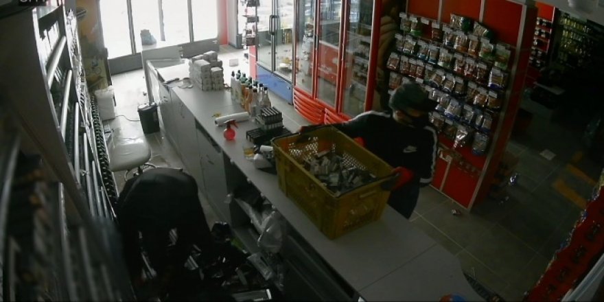 Silivri'de hırsızlar bir marketi 3 dakikada talan ettiği anlar kamerada