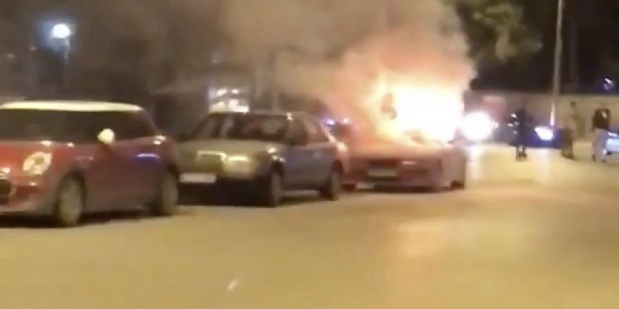 Kadıköy'de park halindeki spor otomobil alev alev yandı