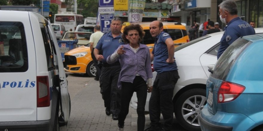 Sarhoş kadın taksiciye bıçak çekip aynalarını kırdı