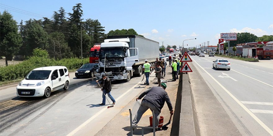 Sakarya'da, D-100 karayolunu kilitleyen 5 araçlık zincirleme trafik kazası