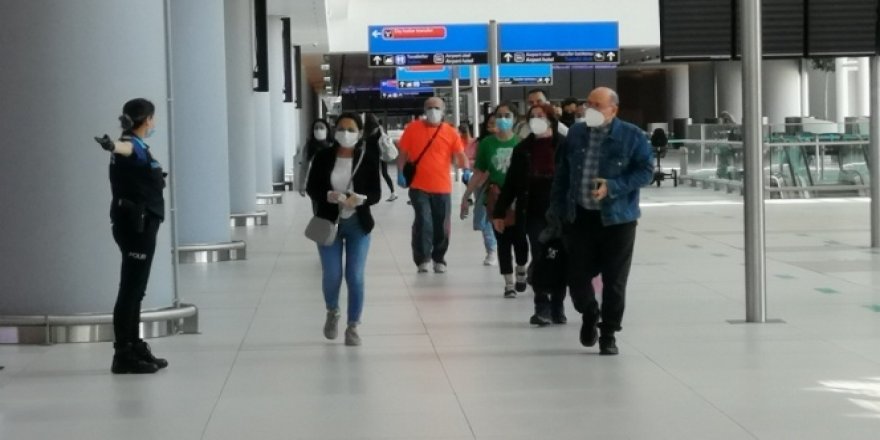 ABD'deki 295 Türk vatandaşı intikal uçuşuyla yurda getirildi