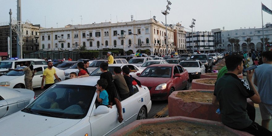 Trablus'ta halk kutlamalar için sokaklara döküldü
