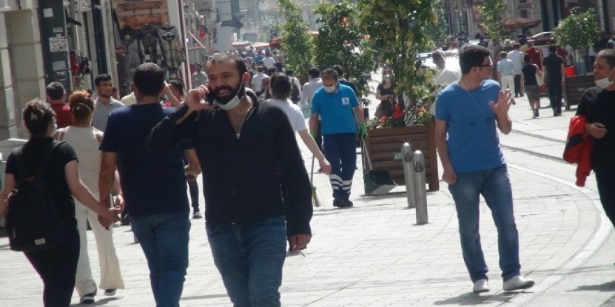Taksim'de vatandaşlar sosyal mesafe ve maske kuralına uymadı