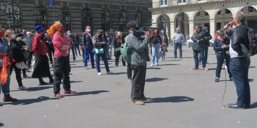 Paris'te kültür ve sanat çalışanlarından protesto