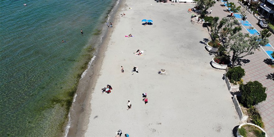 65 yaş üstü vatandaşlar Büyükçekmece'de plajda zaman geçirdi