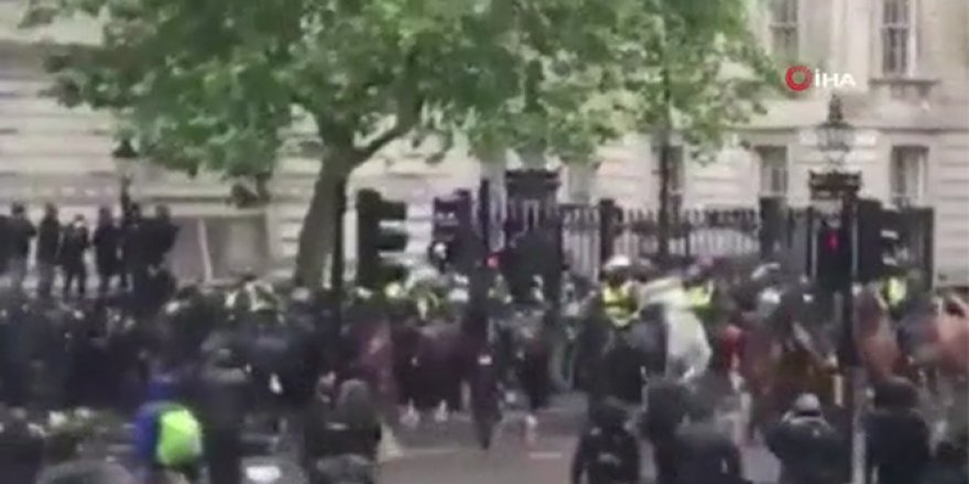 İngiltere'deki protestolarda polis attan düştü