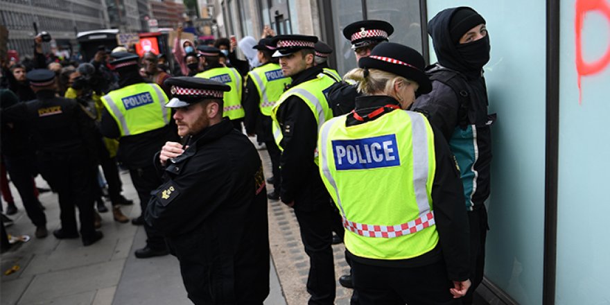 İngiltere'deki protestolarda 14 polis yaralandı