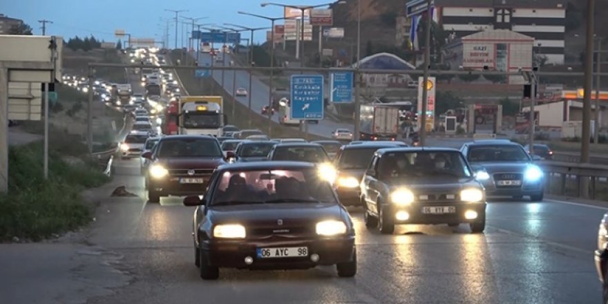 Türkiye yeniden yollara düştü, 'kilit kavşak'ta trafik yoğunluğu