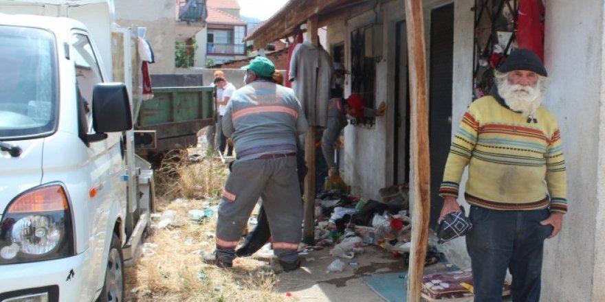 Manisa'da 30 metrekare evden 15 ton çöp çıkarıldı