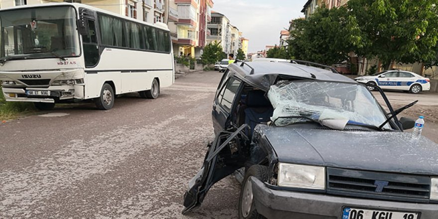 Minibüs ile otomobil çarpıştı: 3 yaralı