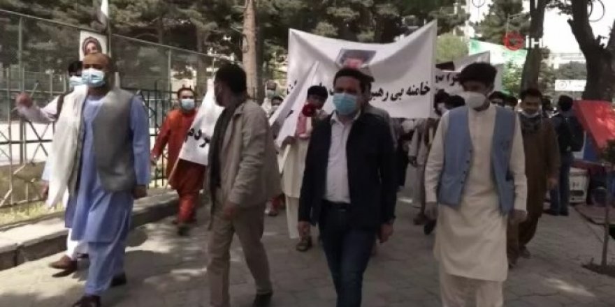 İran'ın Afganistan Büyükelçiliği önünde protesto