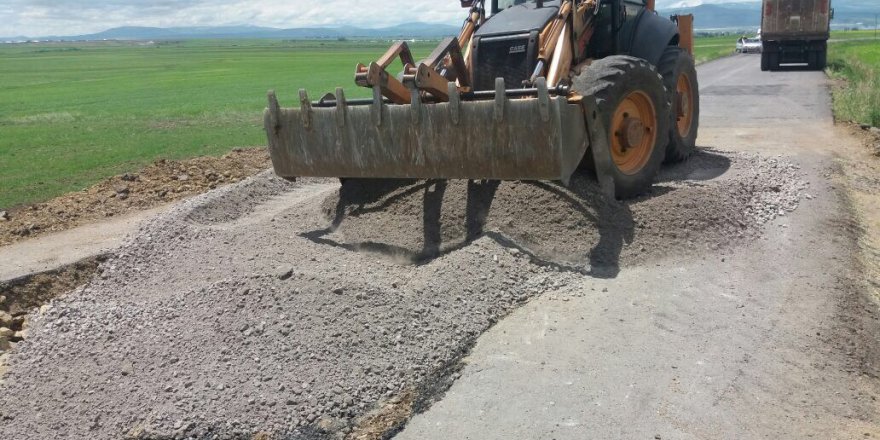 Arpaçay'da köy yolları yapılıyor