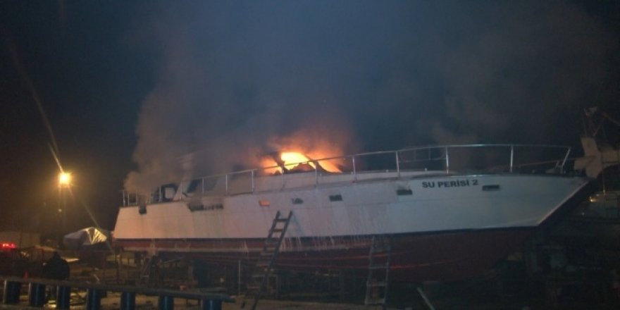 Sarıyer'de balıkçı barınağındaki ticari yat alev alev yandı