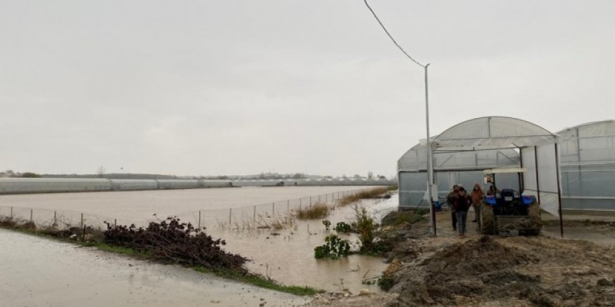Antalya'da 3 ev sular altında kaldı, mahsur kalanları itfaiye kurtardı
