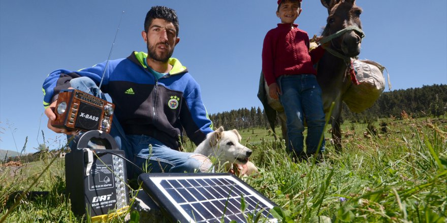 Kars'ta Telefonunu Eşeğine Yüklediği Güneş Paneli İle Şarj Ediyor