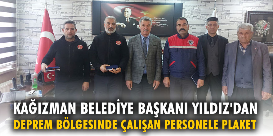 Kağızman Belediye Başkanı Yıldız'dan deprem bölgesinde çalışan personele plaket