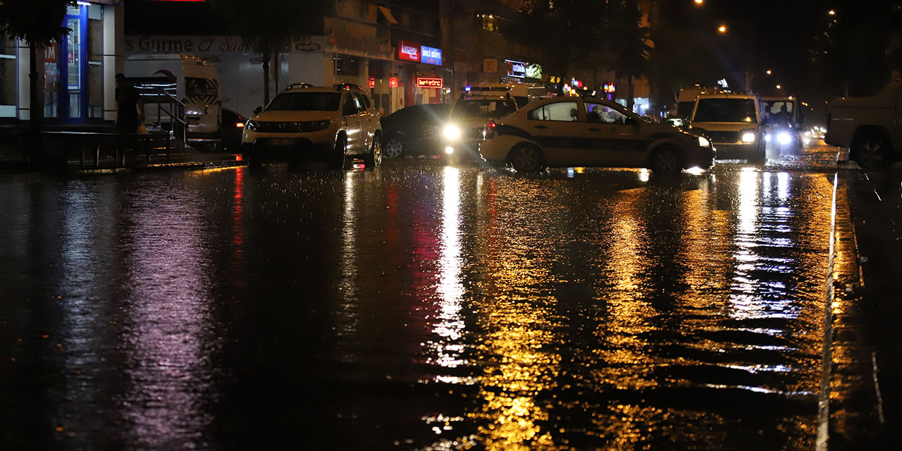 Kars'ta sağanak su baskınlarına neden oldu