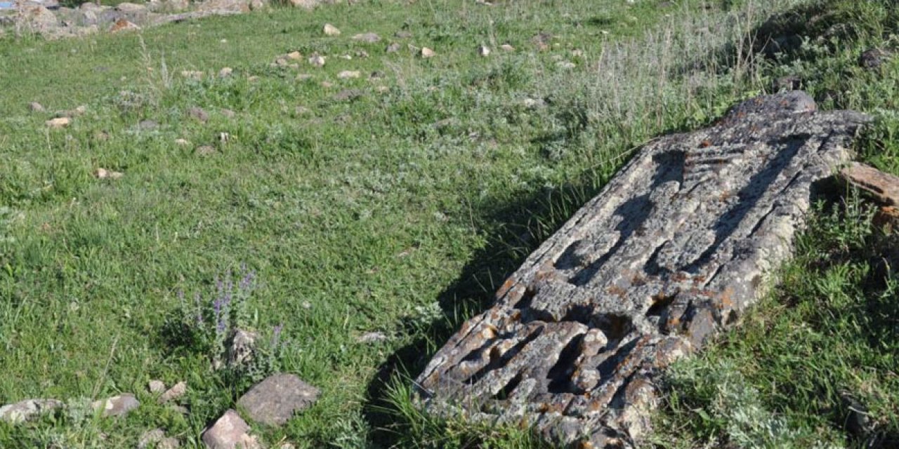 Kars'ta haç işaretli tarihi mezarlar görenlerin dikkatini çekiyor