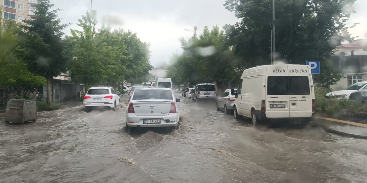 Sağanak Yağış Caddeleri Göle Çevirdi