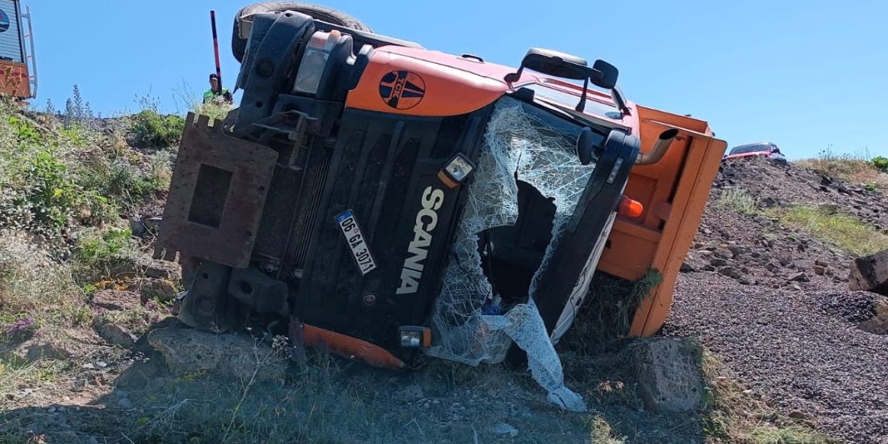 Kars'ta Hafriyat Yüklü Kamyon Devrildi 1Ölü