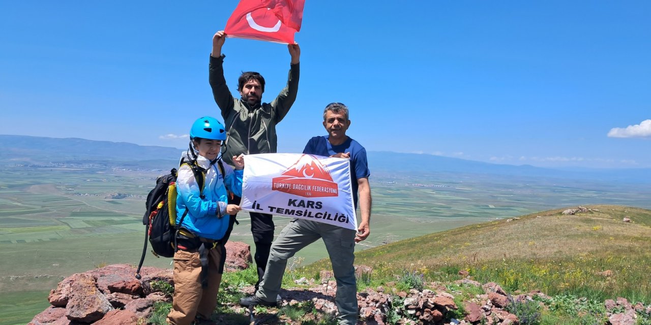 7 Yaşındaki Dağcı, 15 Temmuz Şehitleri Anısına Üçler Tepesine Zirve Yaptı